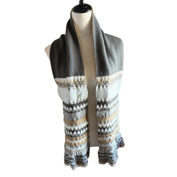 Collectioneighteen Cozy Knit Patterned Scarf with a Gray and Camel Design - Picture 4 of 9